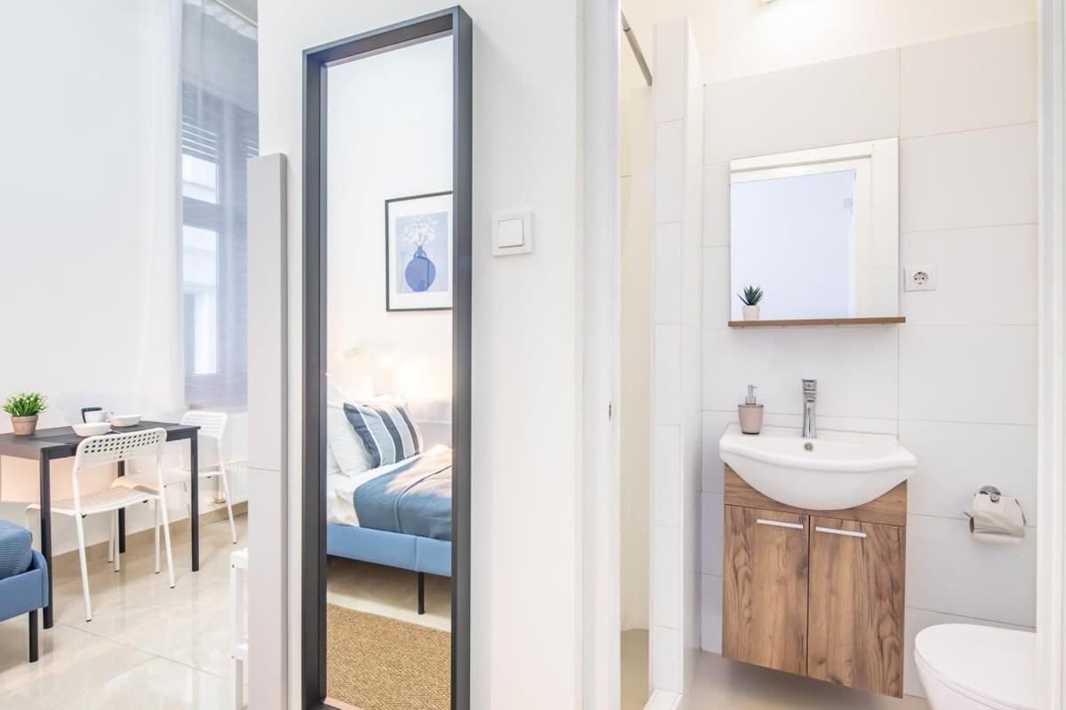 Apartment Modern - - Simple Budapest