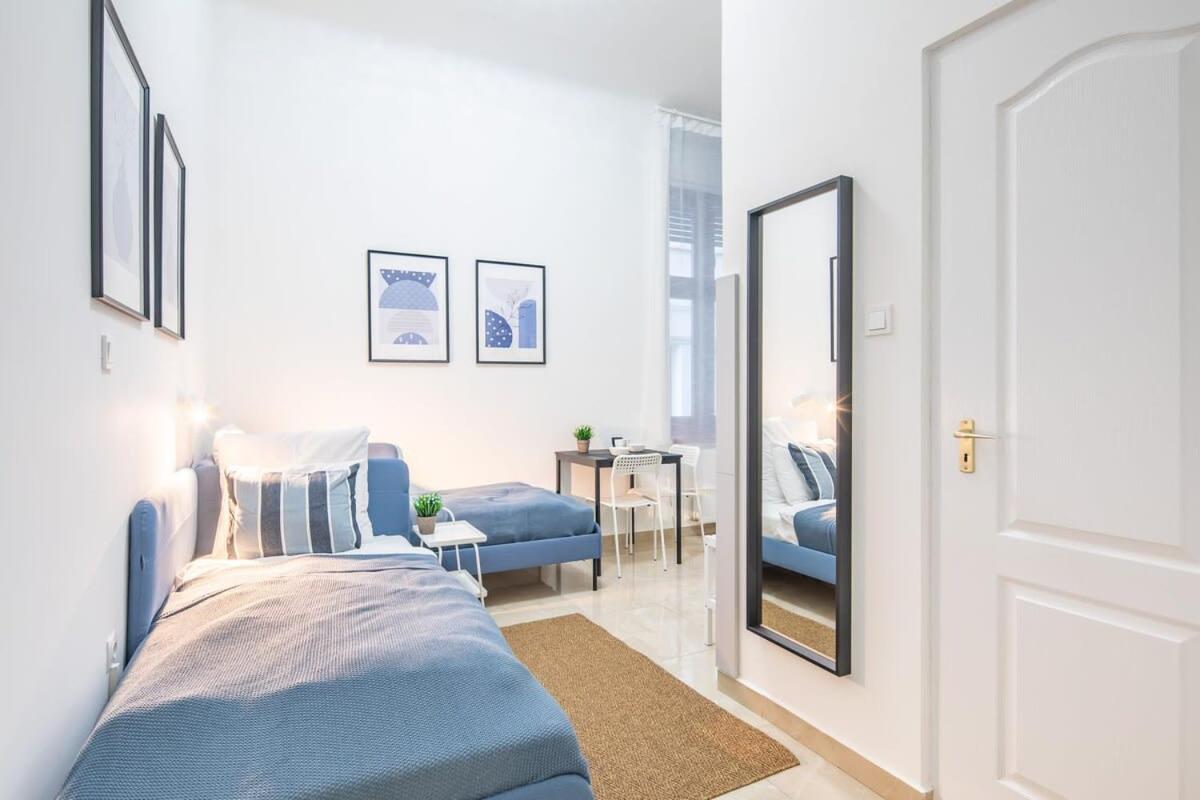 Modern - - Simple Apartment Budapest